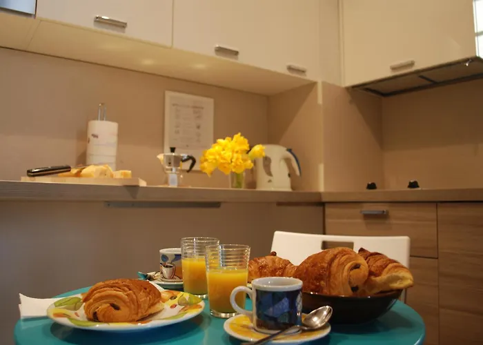 Sortie 44 - Newly Renovated 1 Bedroom, Center Of Old Antibes
