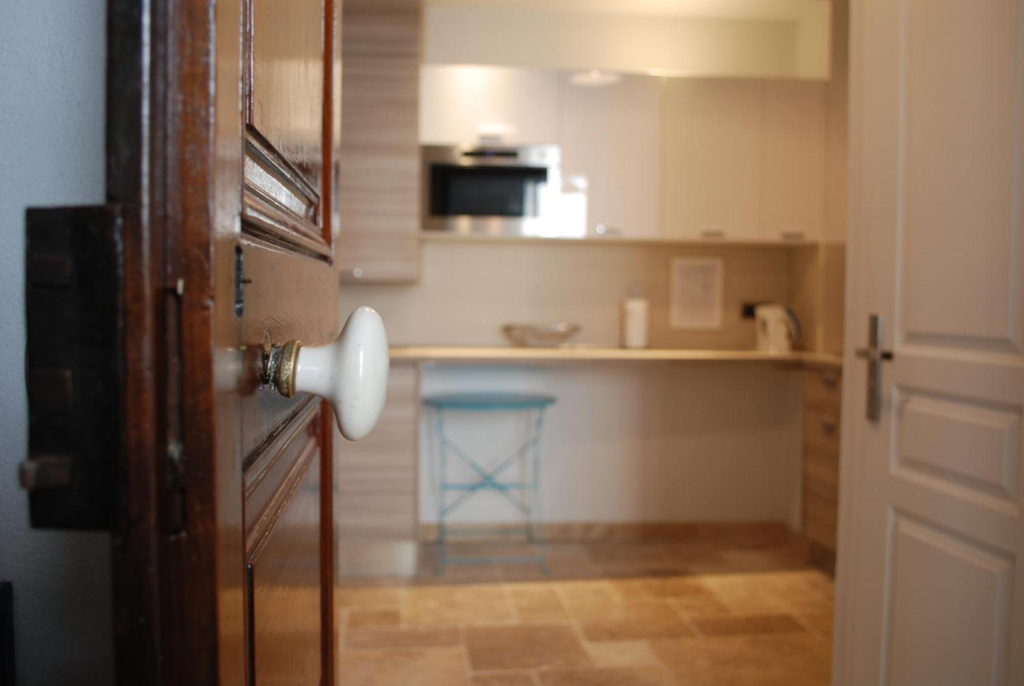 Apartment Sortie 44 - Newly Renovated 1 Bedroom, Center Of Old Antibes