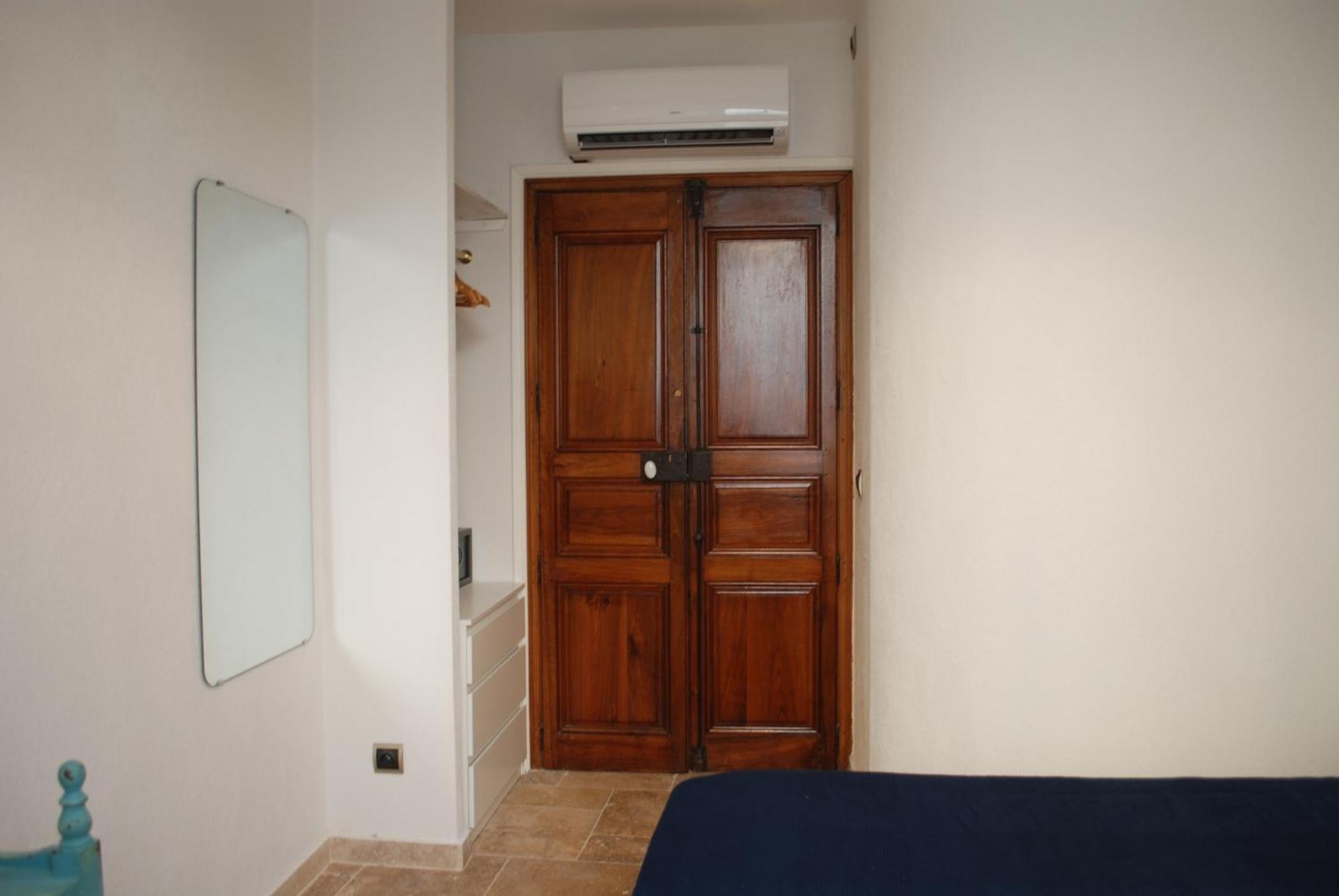 Apartment Sortie 44 - Newly Renovated 1 Bedroom, Center Of Old Antibes