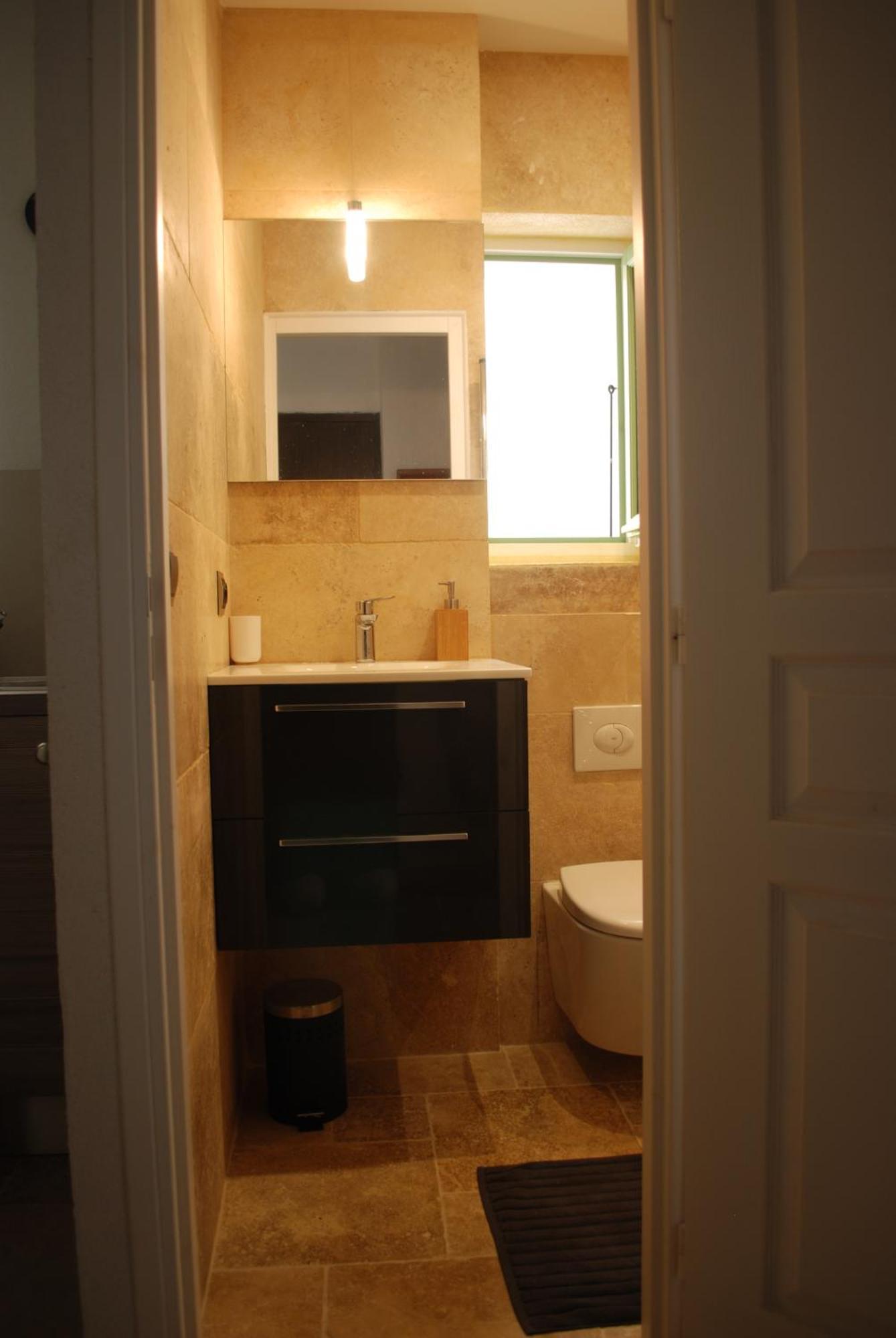 Sortie 44 - Newly Renovated 1 Bedroom, Center Of Old *