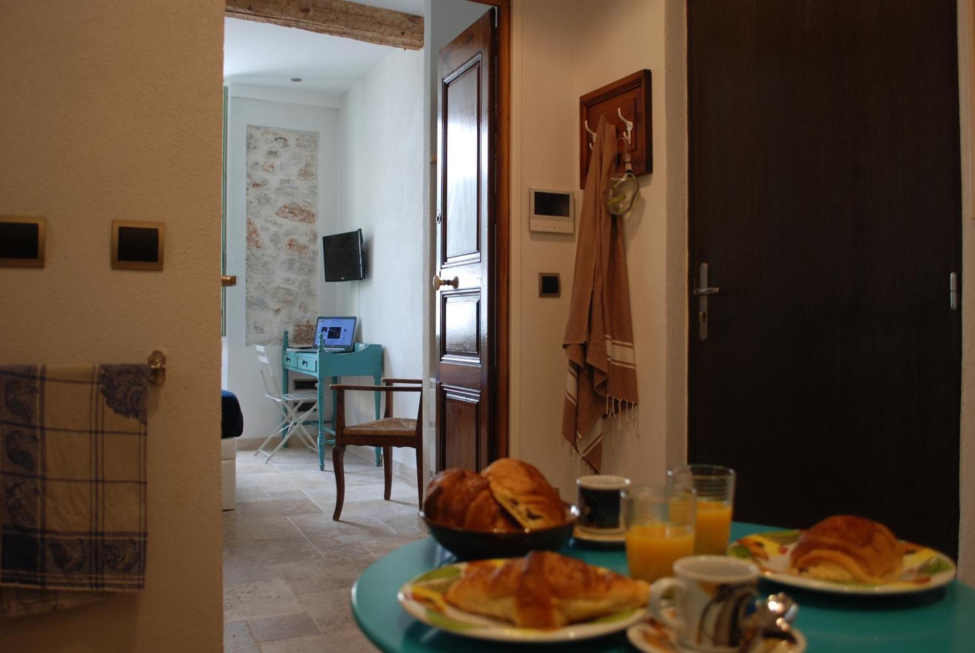 Sortie 44 - Newly Renovated 1 Bedroom, Center Of Old * Antibes