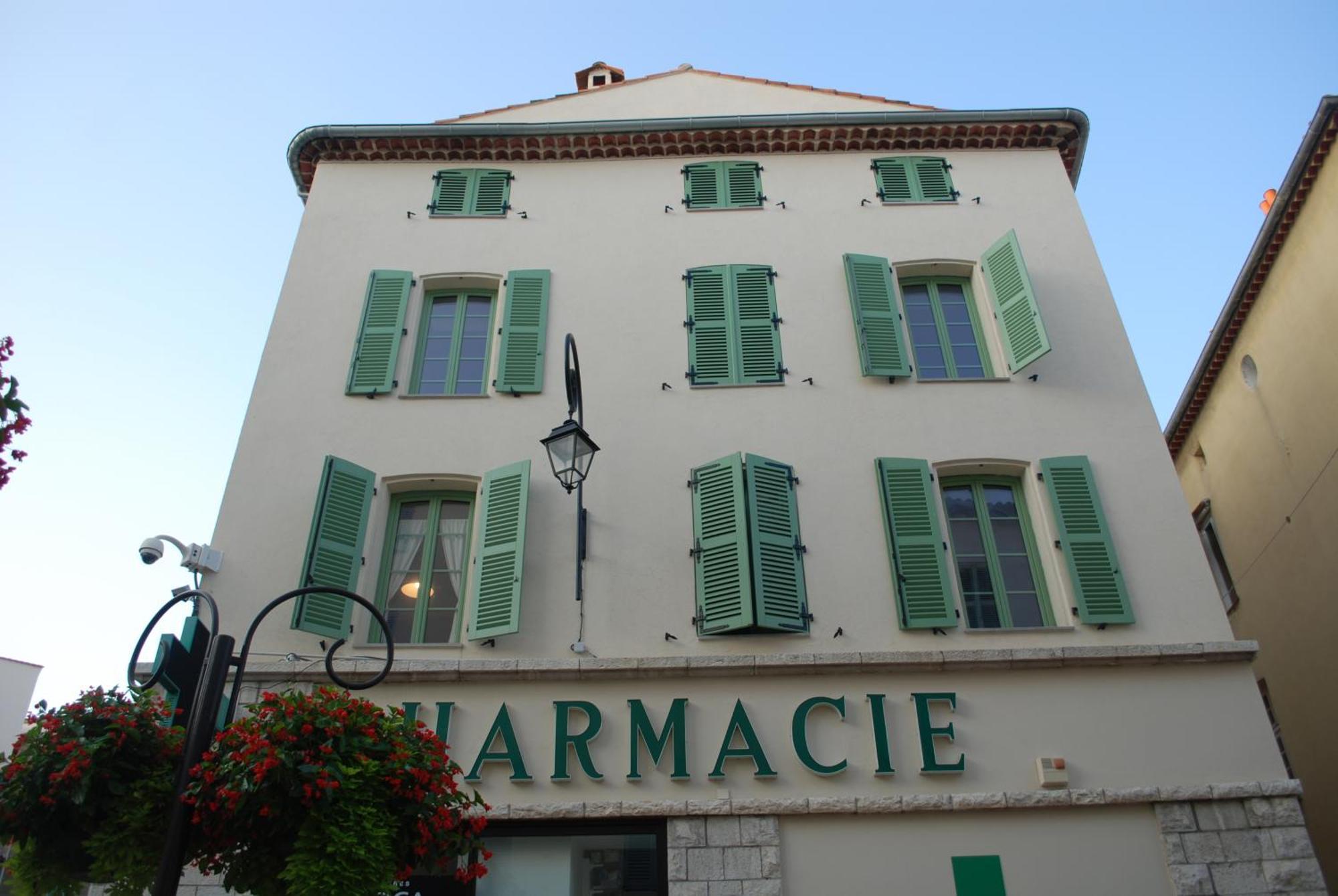 Sortie 44 - Newly Renovated 1 Bedroom, Center Of Old * Antibes