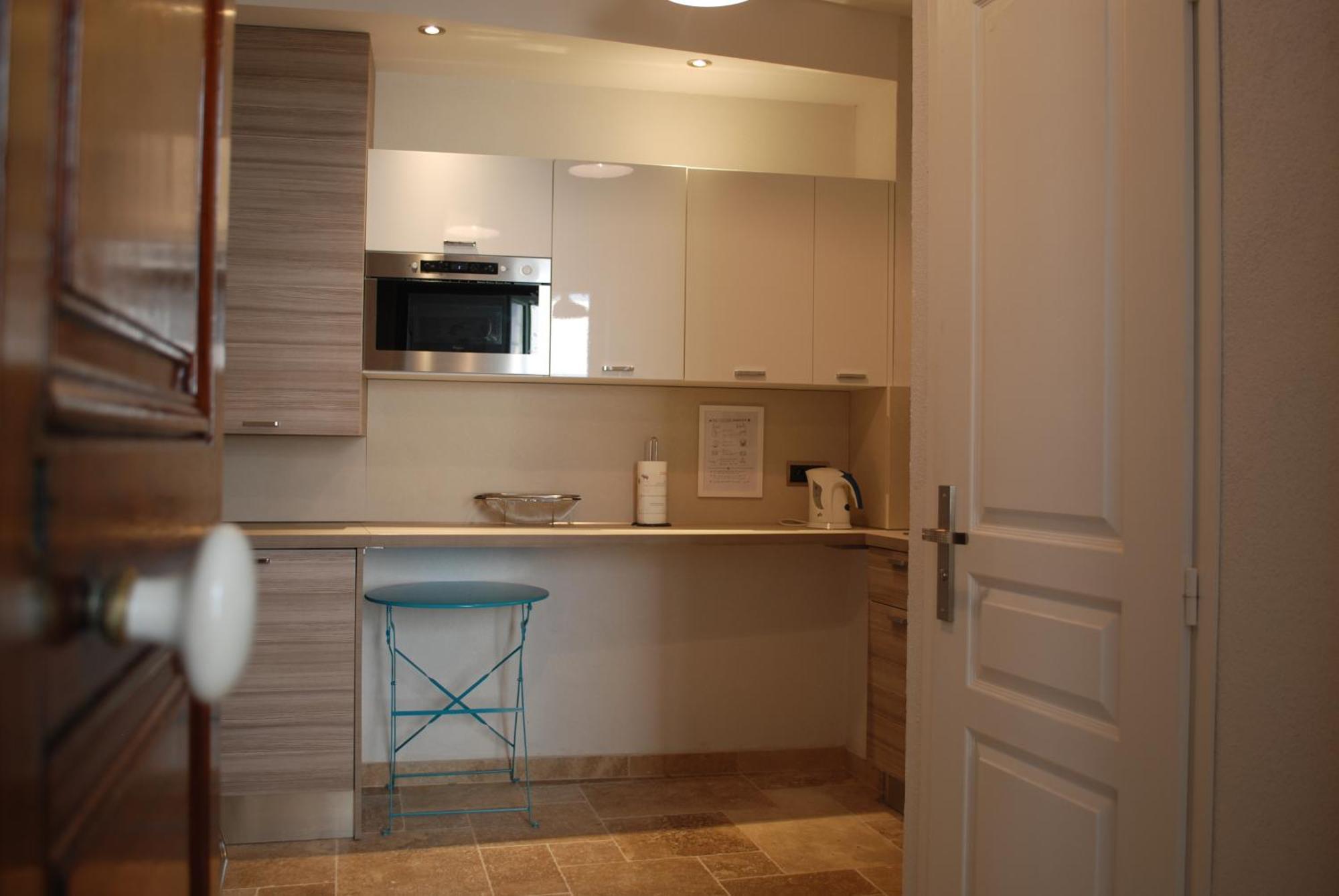 Sortie 44 - Newly Renovated 1 Bedroom, Center Of Old * Antibes