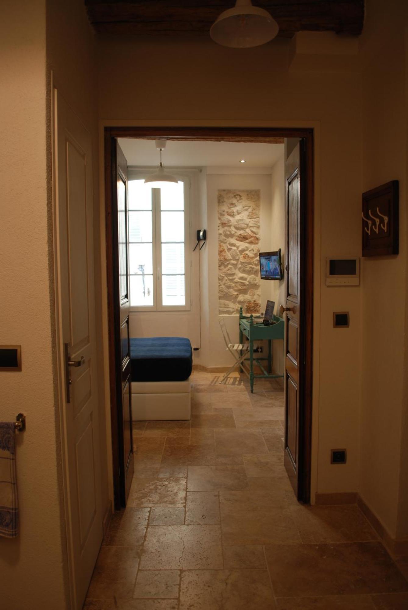 Sortie 44 - Newly Renovated 1 Bedroom, Center Of Old Antibes