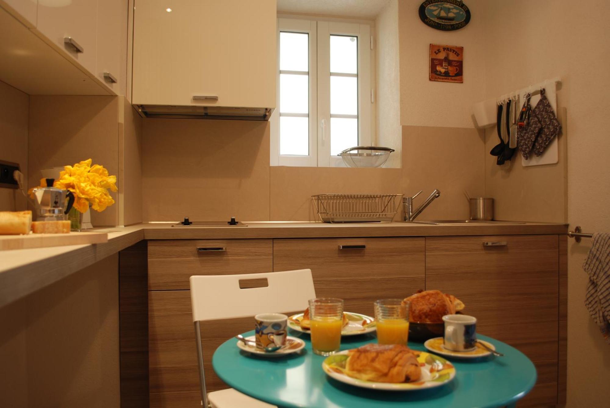 Sortie 44 - Newly Renovated 1 Bedroom, Center Of Old Apartment