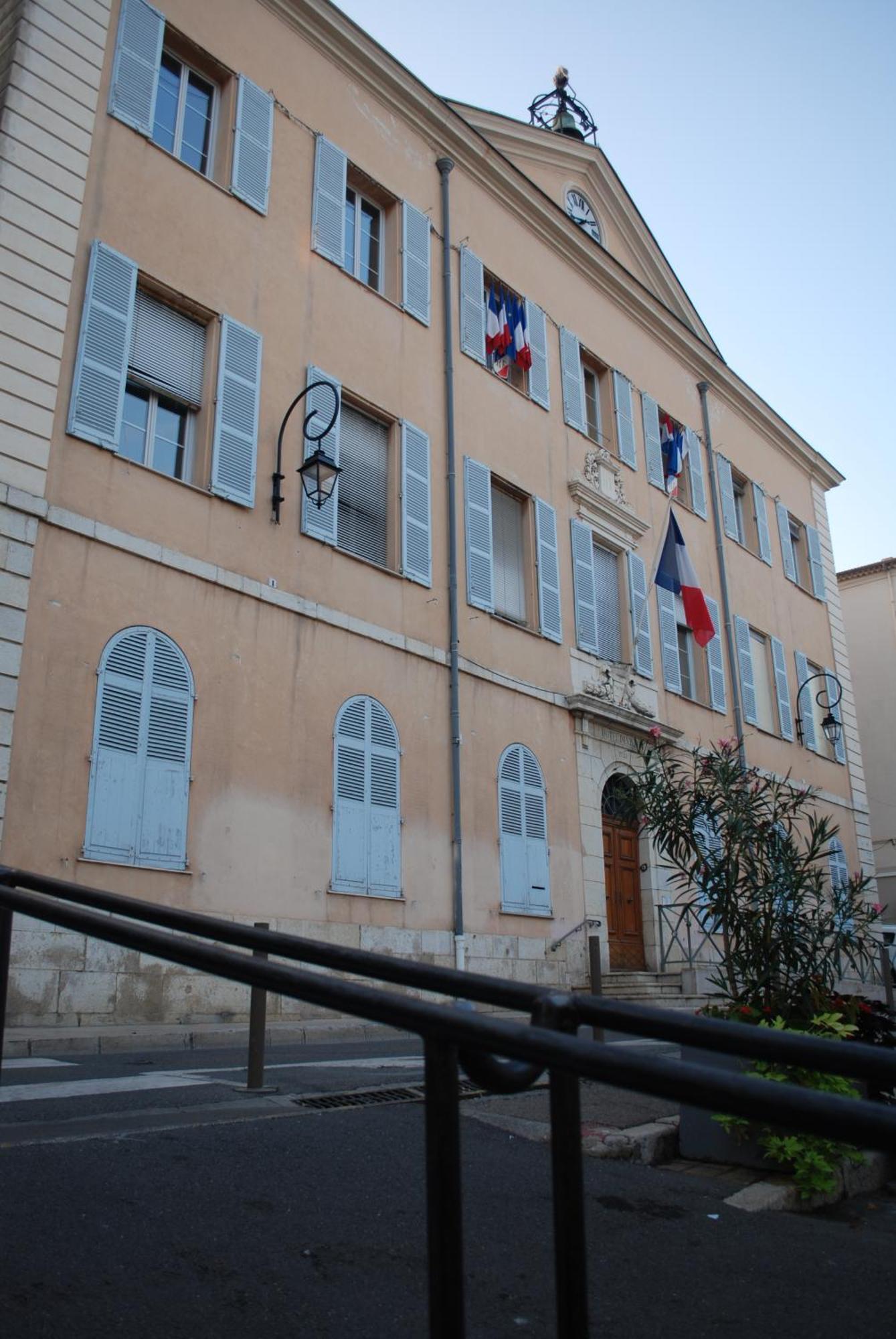 Sortie 44 - Newly Renovated 1 Bedroom, Center Of Old Apartment *