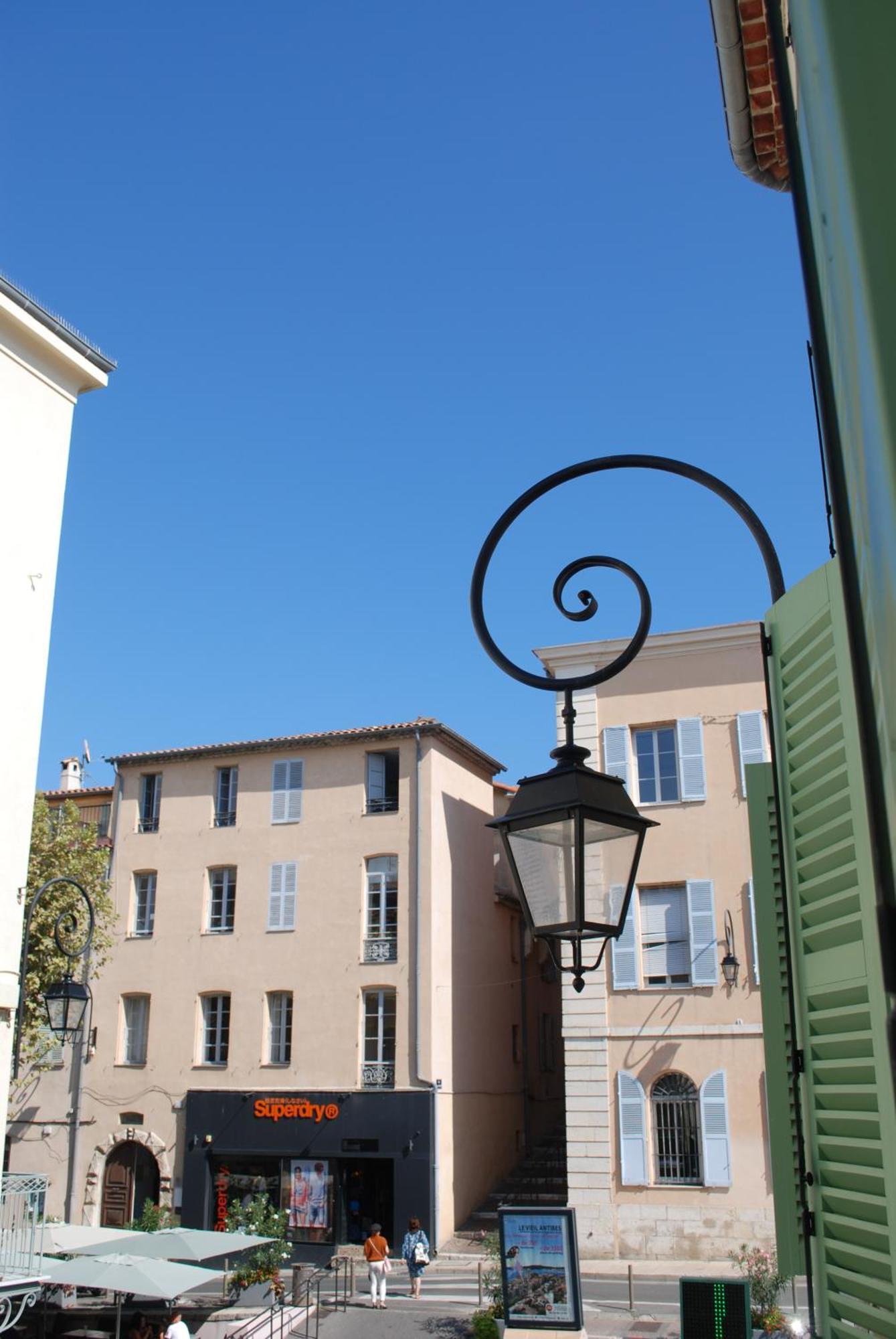 Sortie 44 - Newly Renovated 1 Bedroom, Center Of Old Apartment